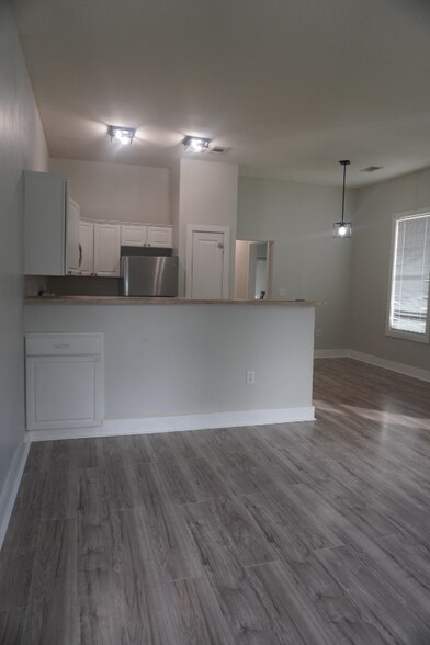 Building Photo - 2025 Elvin Dr