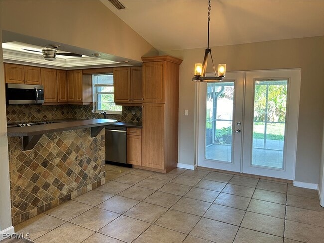 Building Photo - 717 SE 10th Ave