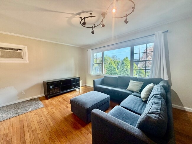 Building Photo - 51 Iroquois Rd