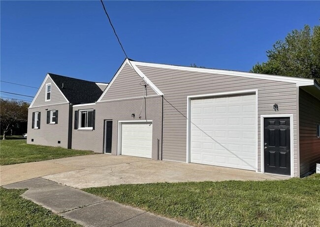 Building Photo - 984 Wolcott Ave