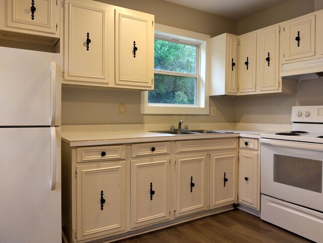 Building Photo - 7446 Bellehaven Dr