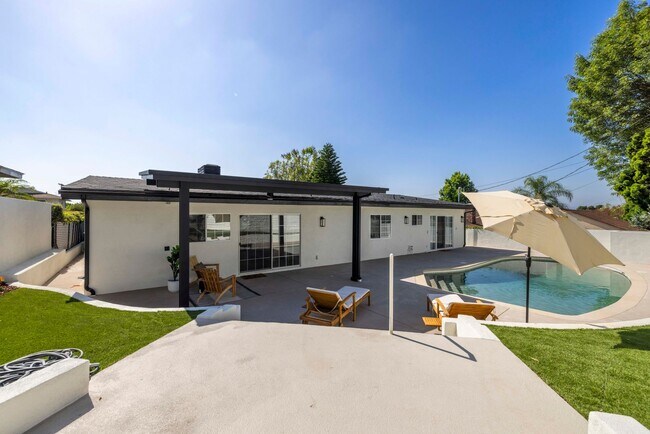 Building Photo - Stunning Mid-Century Modern Pool Home in Walnut Cove – Fully Furnished 4 bedrooms & 3 bathrooms!
