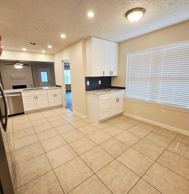 Building Photo - 14211 Sylvia Dr