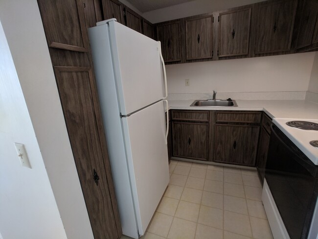 Building Photo - Partly Furnished Pet Friendly 1-bedroom 1-...