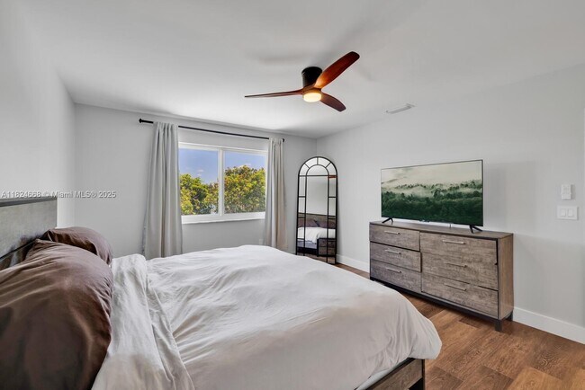 Building Photo - 9650 SW 9th Ct