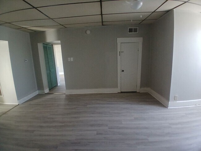 Building Photo - 3 bedroom, 1 bathroom apartment - Near Local Parks!