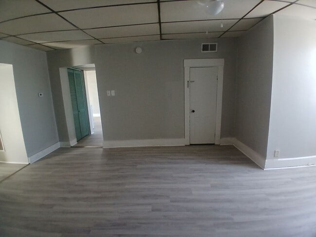 Building Photo - Cozy 3 Bedroom Upstairs Apartment- Available Now!