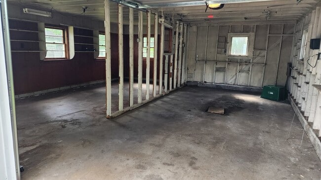 Building Photo - 3 Bedroom, 2 Bathroom House - Available May 1st with early move-in possible!