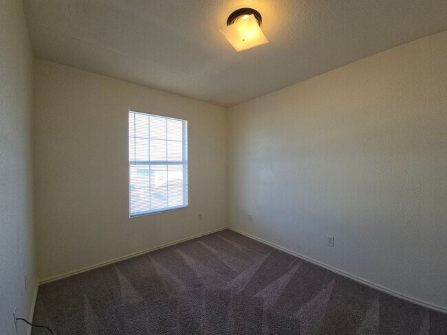Building Photo - RENT SPECIAL - AVAILABLE NOW!