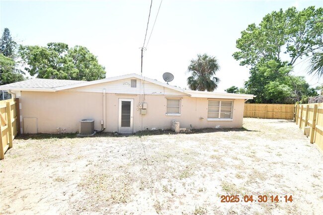 Building Photo - 3221 Topp Dr