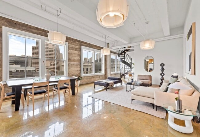 Building Photo - 1BR/1BA PENTHOUSE! Enormous Private Roof D...
