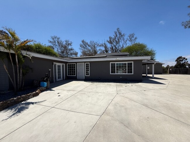 Building Photo - Huge 7 bed 3 bath house on Adobe