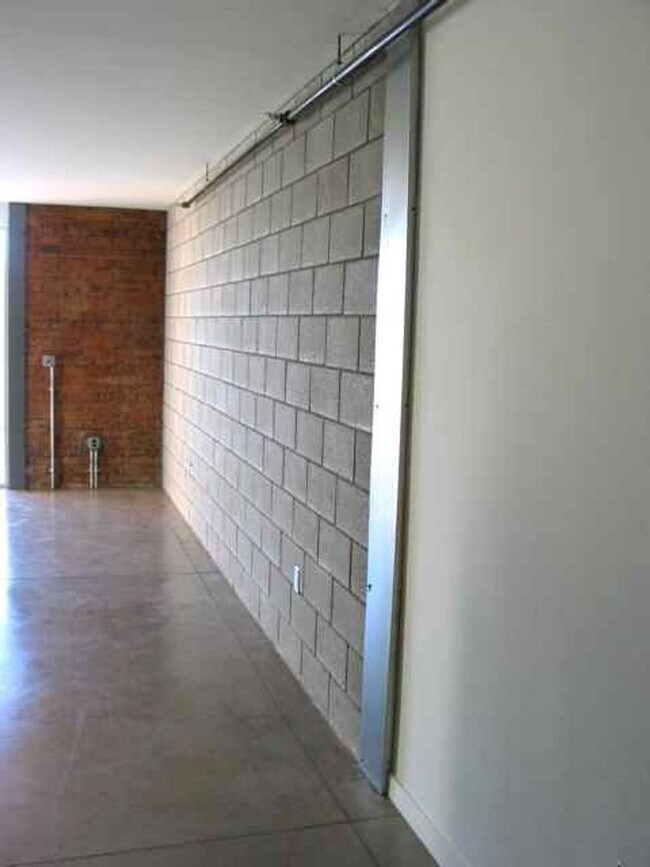 Building Photo - Studio unit at ICE HOUSE LOFTS!!