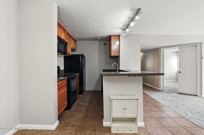 Building Photo - 8055 E Thomas Rd