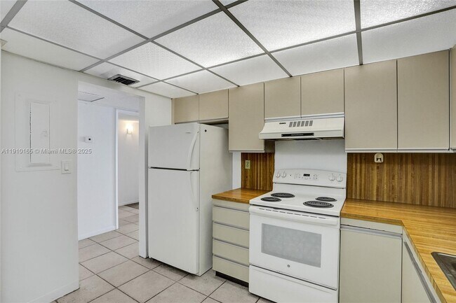 Building Photo - 18151 NE 31st Ct