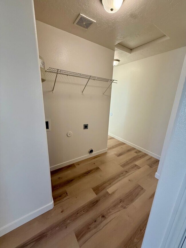 Building Photo - 3 bed 1 bath duplex