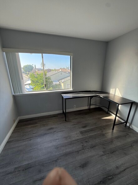 Room 1 - 2617 Lakemoor Pl