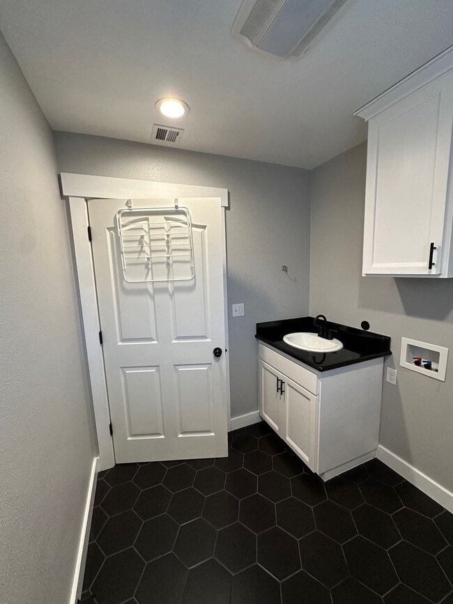 Building Photo - 1670 Westwind Cir