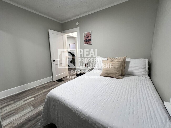 Building Photo - Cozy 2-Bedroom Near WMU & Downtown Kalamazoo!