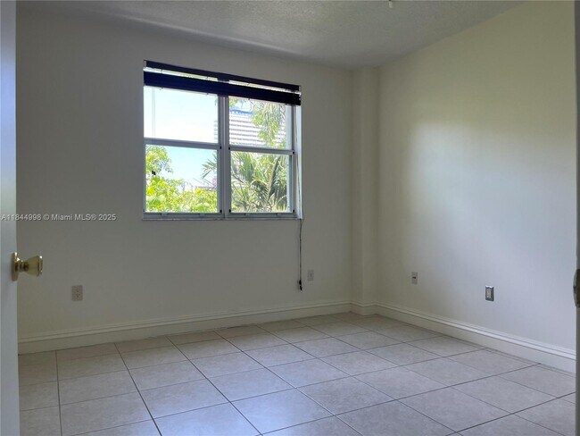 Building Photo - 1824 Brickell Ave