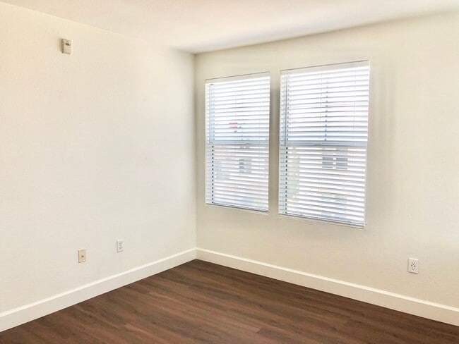 Building Photo - Beautifully Upgraded & Appointed End Condo...