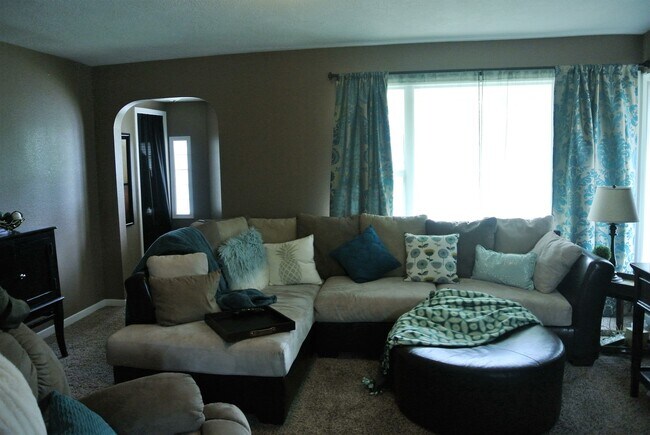 Building Photo - 2 Bedroom House!