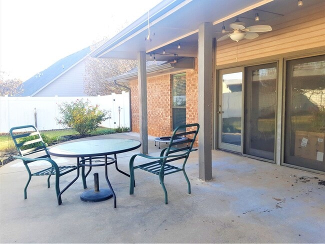 Building Photo - 8000 Pleasant Oaks Dr