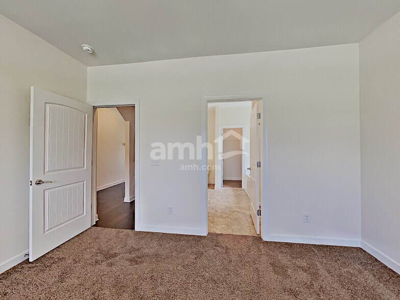 Building Photo - 4343 Freemark Dr