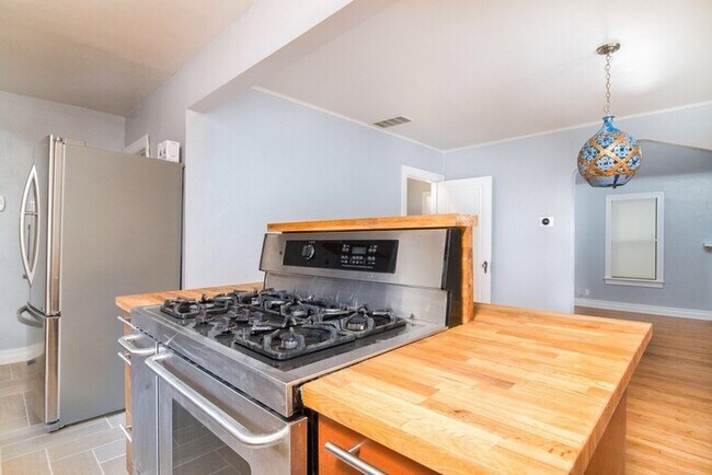 Building Photo - 2 Bed 1 Bath Detached 2 Car Garage in Denn...