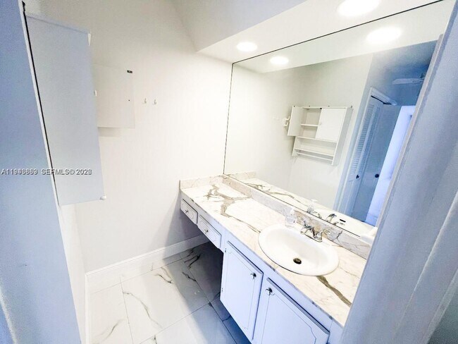 Building Photo - 6395 Bay Club Dr