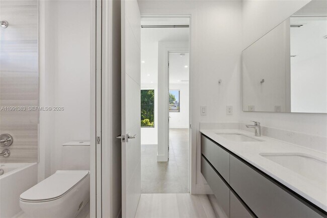 Building Photo - 2840 SW 32nd Ct