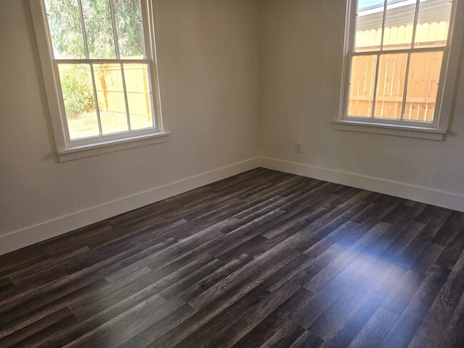 Building Photo - CHARMING NORTH PHOENIX HOME WITH FIREPLACE AND BACKYARD