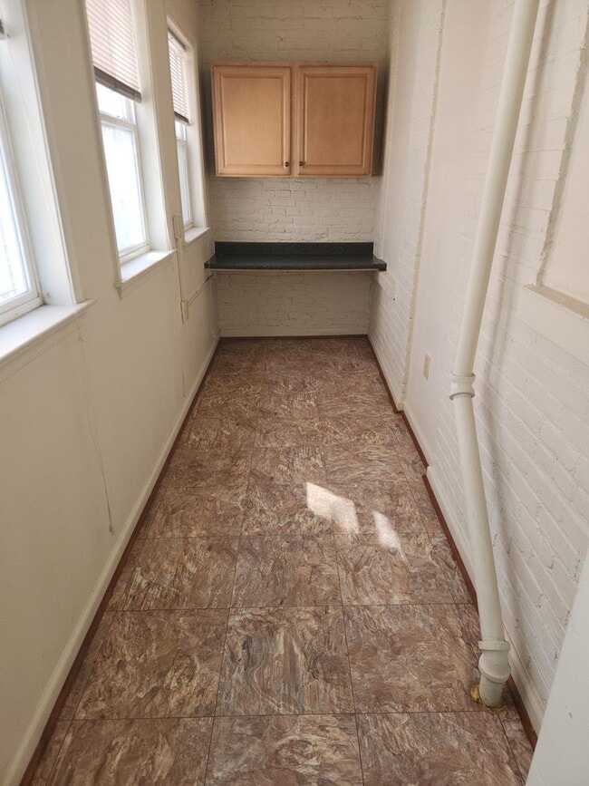 Building Photo - 2 bedroom