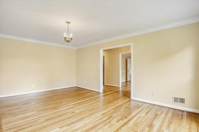 Building Photo - Beautiful 4 BR 3 BA home in quiet neighbor...