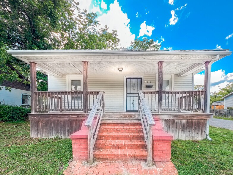 Primary Photo - 1102 Custer St