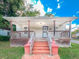 Building Photo - 1102 Custer St