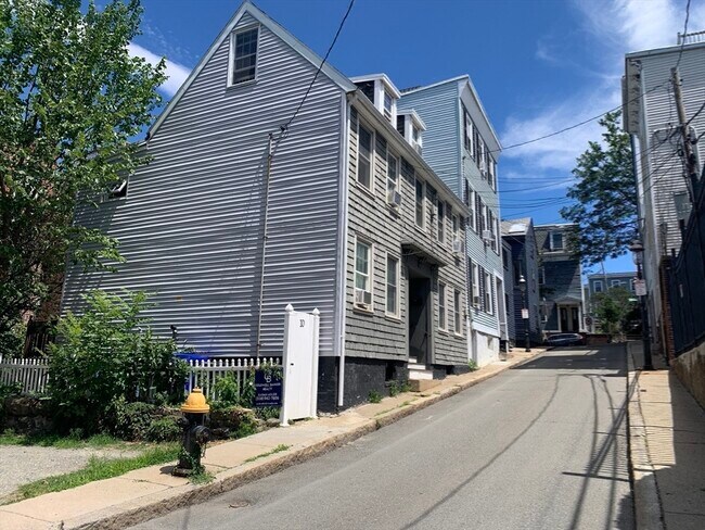 Building Photo - 10 Salem St Ave