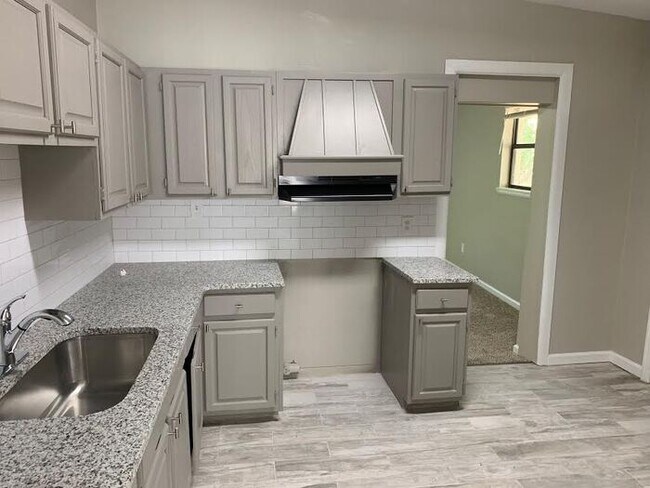 Building Photo - Charming & Newly Renovated 4-Bedroom, 2-Ba...