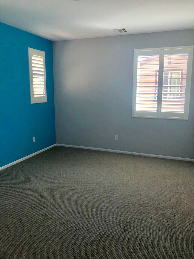 Building Photo - Beautiful East Ventura Home- Enclave Community