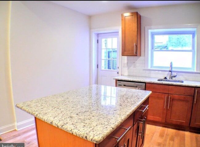 Building Photo - Gorgeous queen village property available