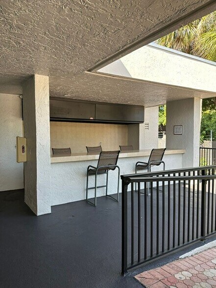 Building Photo - 1250 S Military Trl