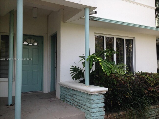 Building Photo - 1990 Bay Dr