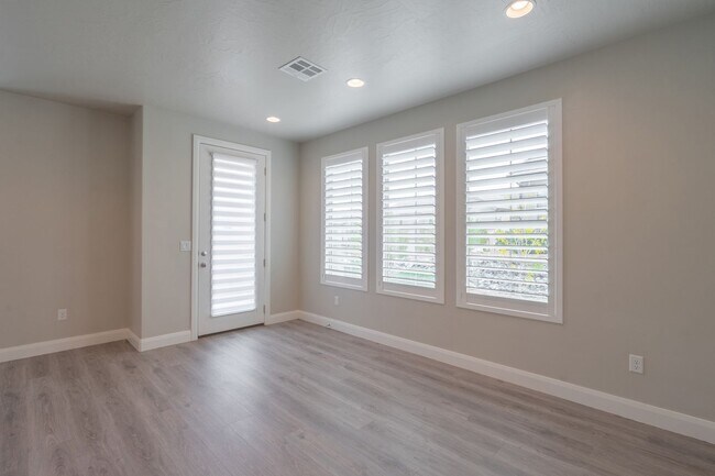 Building Photo - Newer Home in Prime Location with Spacious Layout & Two Living Areas