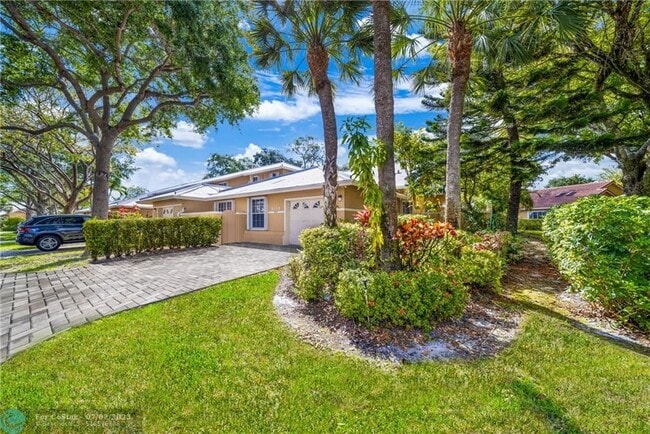 Building Photo - 4114 Carriage Dr