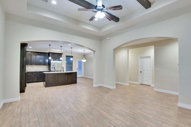 Building Photo - 118 N Buckhorn Dr