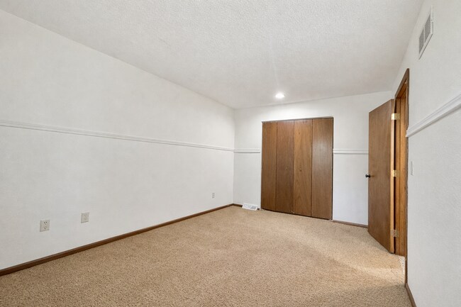 Building Photo - La Chateau Duplexes