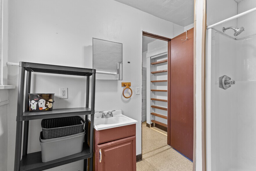 Building Photo - 922 Dakin St