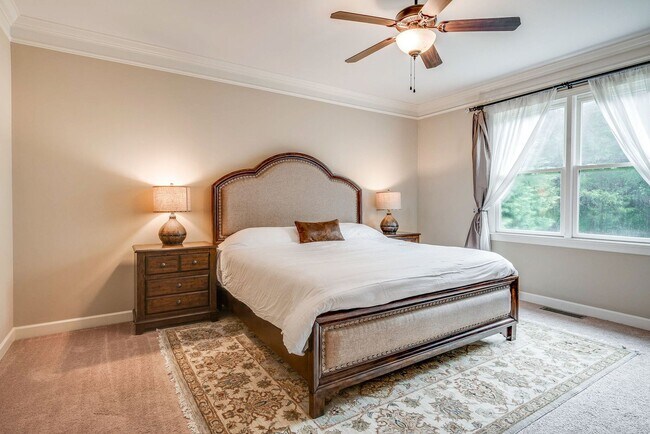 Building Photo - Custom built home in a great location in B...