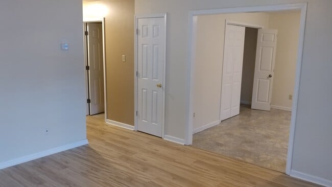 Building Photo - 489 Penny Ln