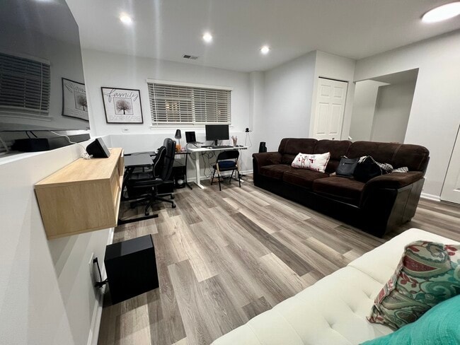 Building Photo - 113 W Big Horn Dr